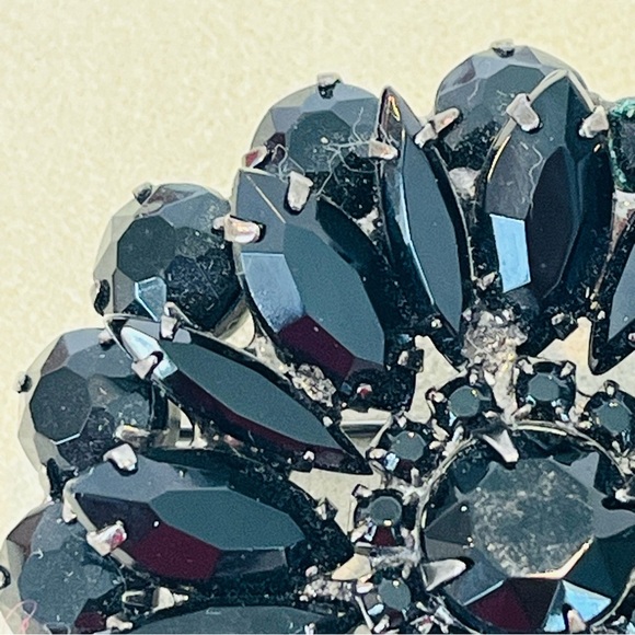 Black Stone Floral Pattern Vintage Brooch - Picture 3 of 9